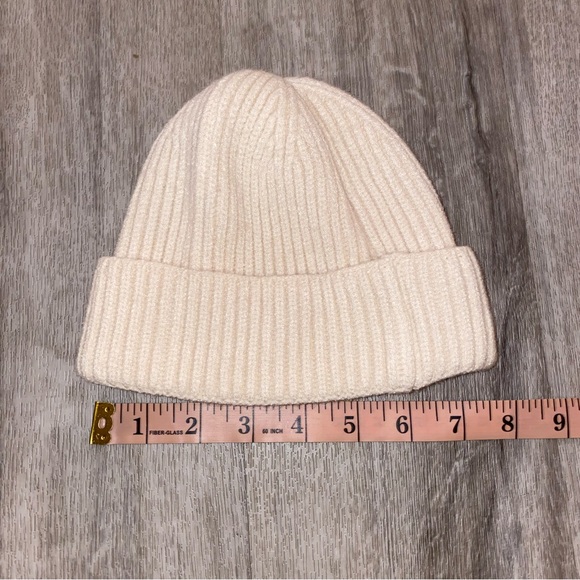 Bundle of two beanies in Gray and Cream - Picture 7 of 8